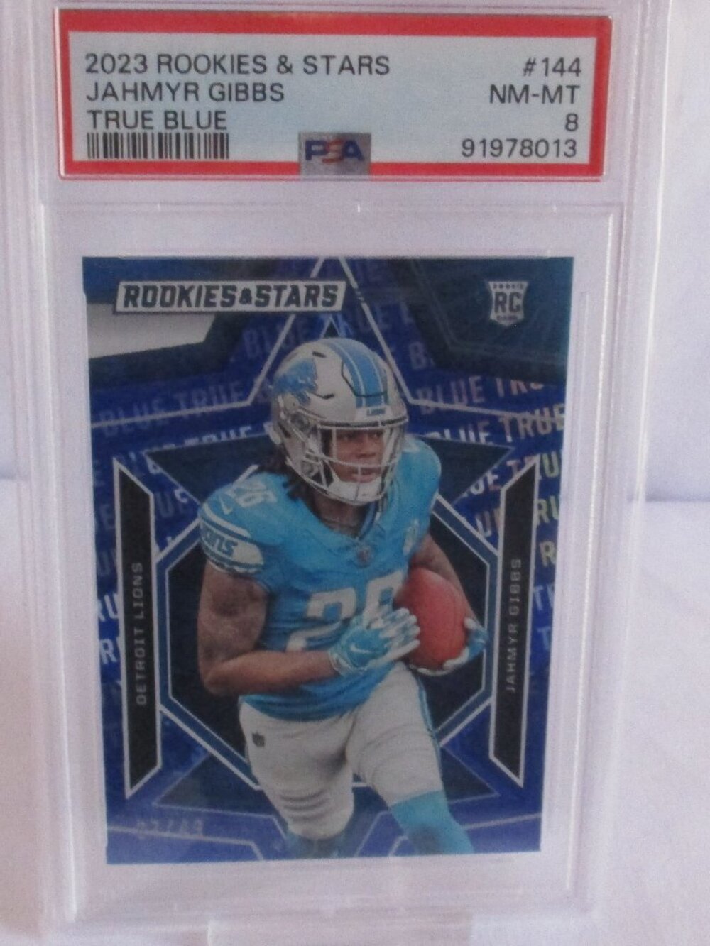 2023 ROOKIES & STARS JAHMYR GIBBS # 49 TRUE BLUE /49 PSA 8